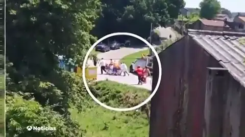 Trasladan a la carrera a una paciente en camilla por las calles de O Rosal, en Pontevedra, porque no hay ambulancias Trasladan a la carrera a una paciente en camilla por las calles de O Rosal, en Pontevedra, porque no hay ambulancias