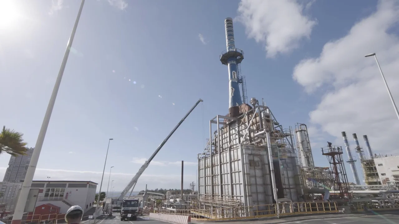 Cepsa comienza a desmantelar la primera refinería de petróleo que hubo en España Cepsa comienza a desmantelar la primera refinería de petróleo que hubo en España