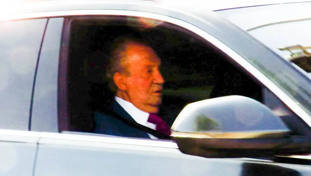 Rey Juan Carlos entrando en Zarzuela