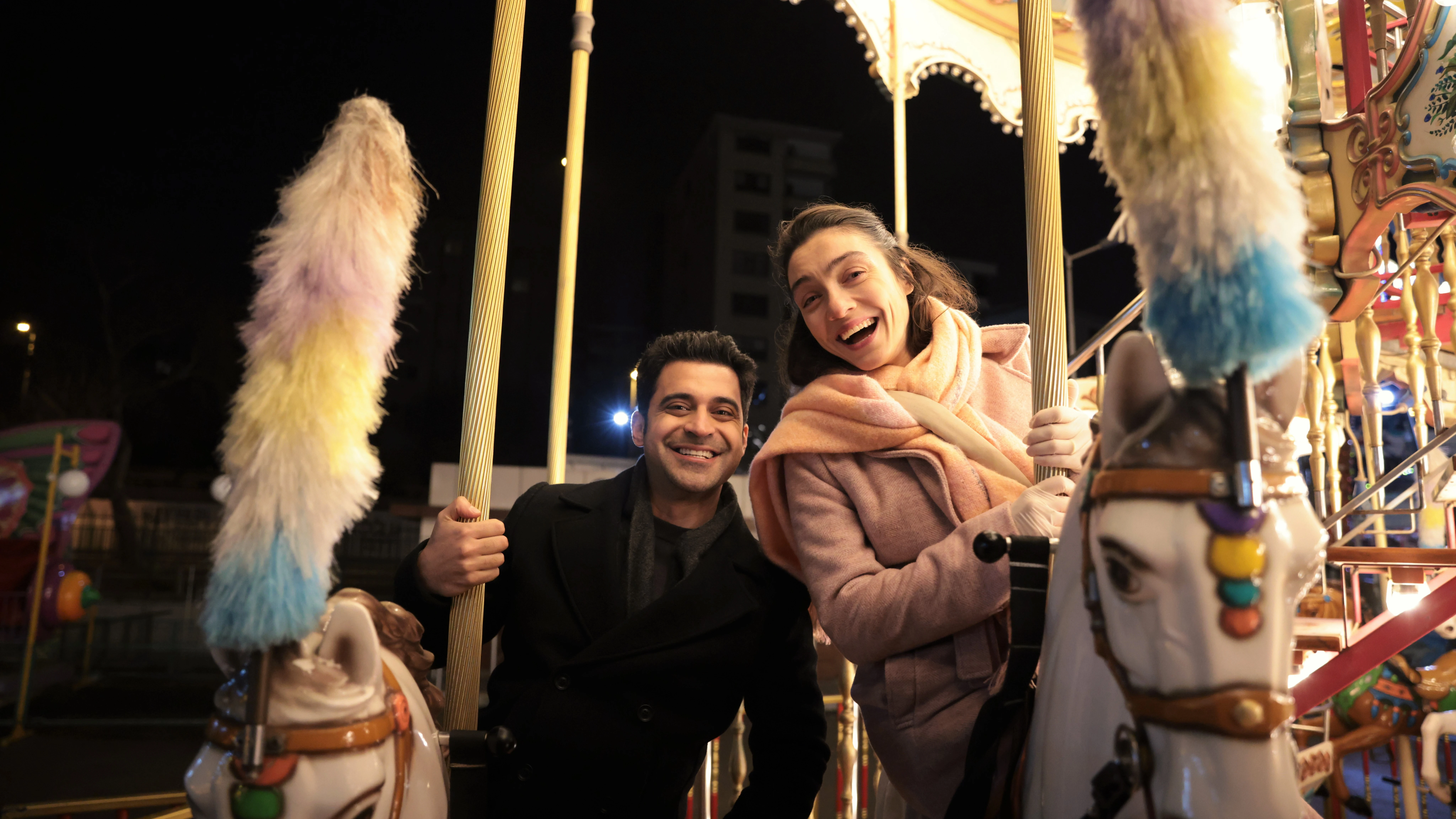La familia Derenoğlu pasa una noche inolvidable en la feria hasta que aparece alguien que no estaba invitada: ¡el fantasma de Hasibe!