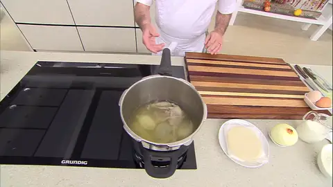 Cocina el muslo de gallina, el puerro y la cebolleta Cocina el muslo de gallina, el puerro y la cebolleta