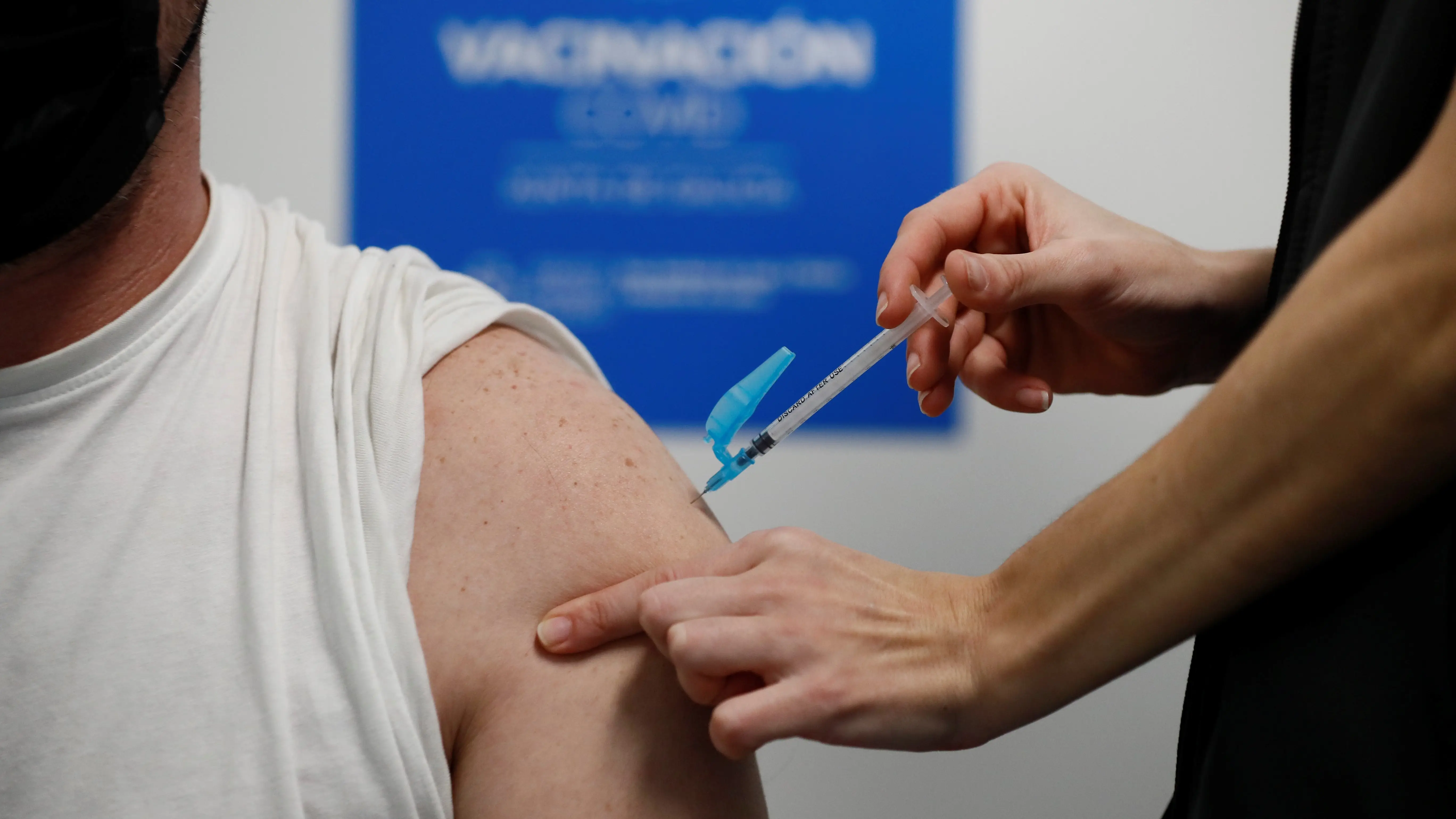Un hombre vacuándose Un hombre vacuándose
