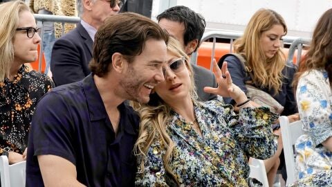 Kaley Cuoco junto a su novio Tom Pelphrey