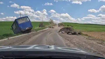 Huida de un coche entre bombas en Donbás Huida de un coche entre bombas en Donbás