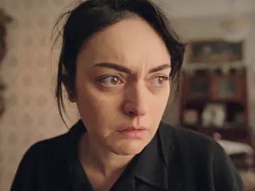 Safiye pide a todos que se alejen de ella al darse cuenta de lo que le ha hecho a su padre: "No os acerquéis a mí" Safiye pide a todos que se alejen de ella al darse cuenta de lo que le ha hecho a su padre: "No os acerquéis a mí"