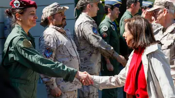 Margarita Robles saluda a las tropas en la base de Lituania