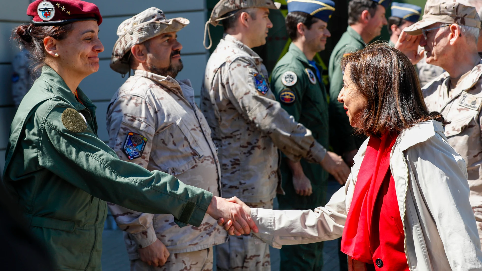 Margarita Robles saluda a las tropas en la base de Lituania