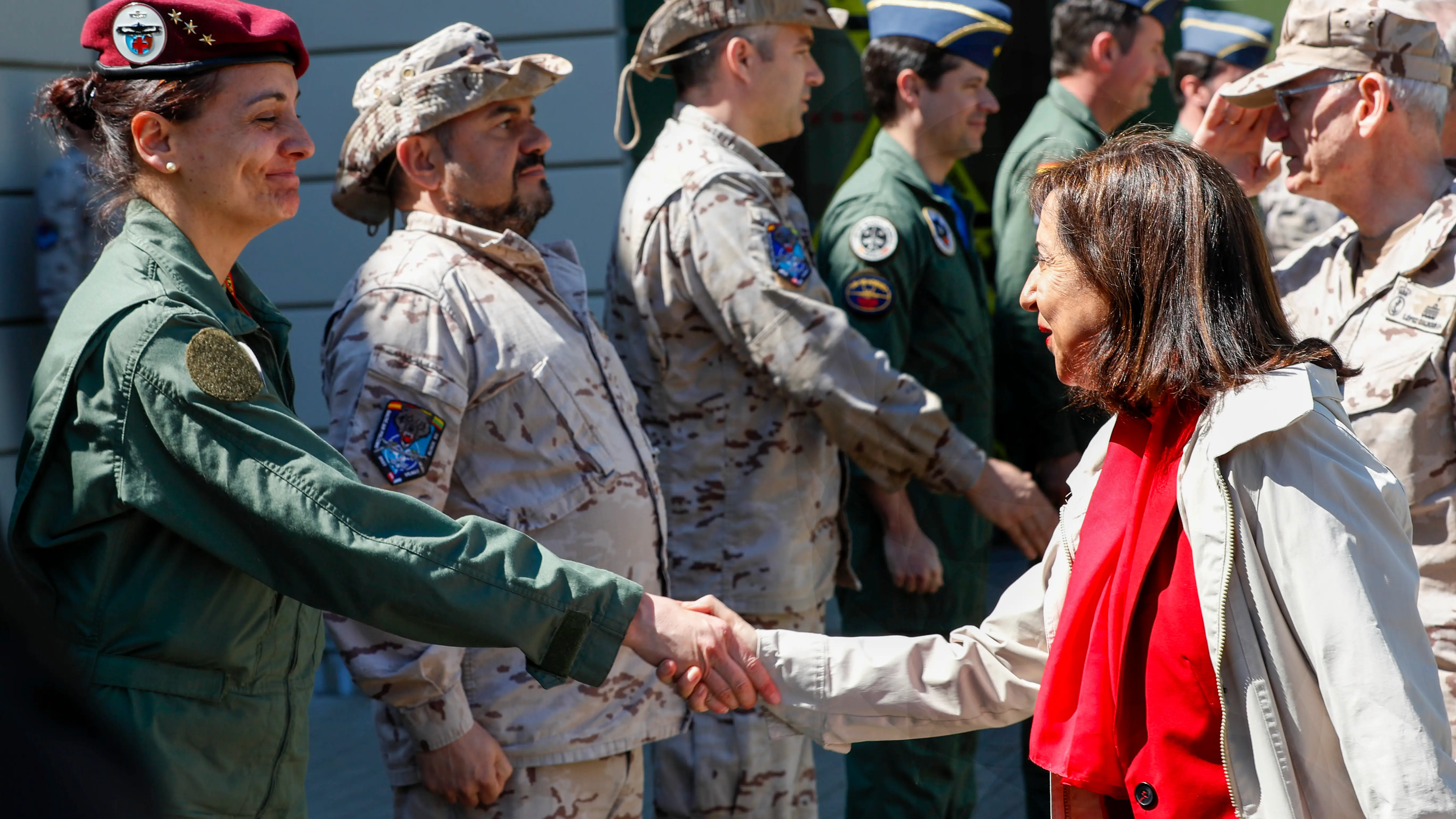 Margarita Robles saluda a las tropas en la base de Lituania