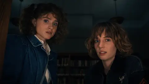 Natalia Dyer y Maya Hawke en 'Stranger Things' Natalia Dyer y Maya Hawke en 'Stranger Things'