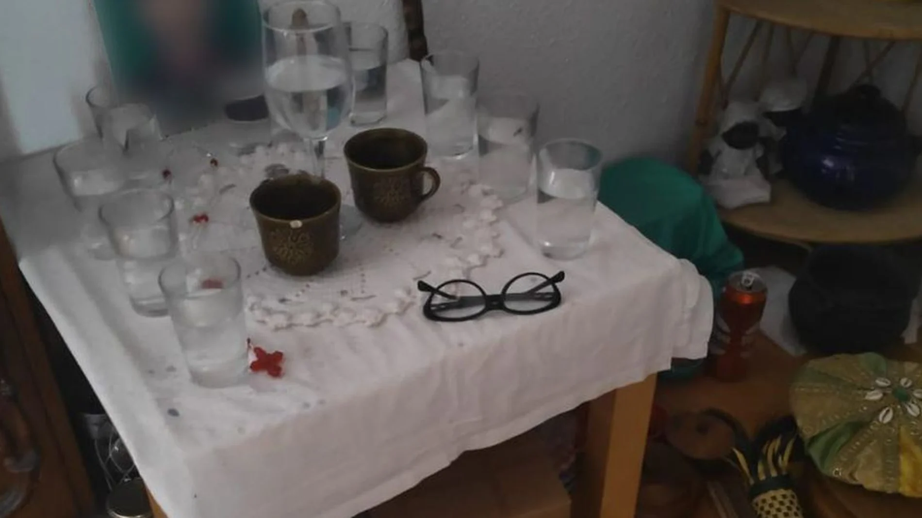 Una abuela intenta agredir a su familia en un ritual satánico en Chamberí