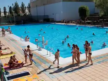 Imagen de archivo de una piscina municipal en Soria Imagen de archivo de una piscina municipal en Soria
