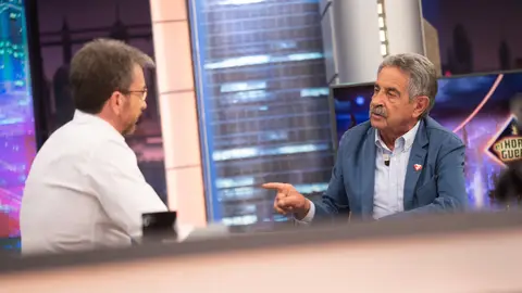 Miguel Ángel Revilla explica en 'El Hormiguero 3.0' el motivo por el que lleva un móvil antiguo: "No me caben en la cabeza más cosas" Miguel Ángel Revilla explica en 'El Hormiguero 3.0' el motivo por el que lleva un móvil antiguo: "No me caben en la cabeza más cosas"