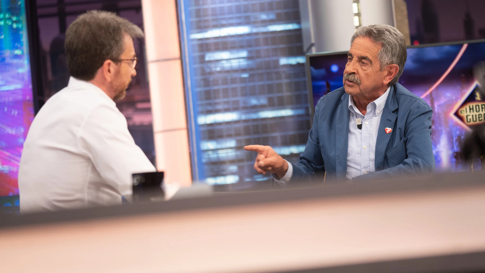 Miguel Ángel Revilla explica en 'El Hormiguero 3.0' el motivo por el que lleva un móvil antiguo: "No me caben en la cabeza más cosas" Miguel Ángel Revilla explica en 'El Hormiguero 3.0' el motivo por el que lleva un móvil antiguo: "No me caben en la cabeza más cosas"