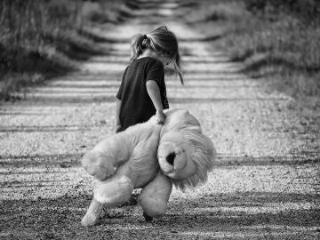 Una niña caminando sola 