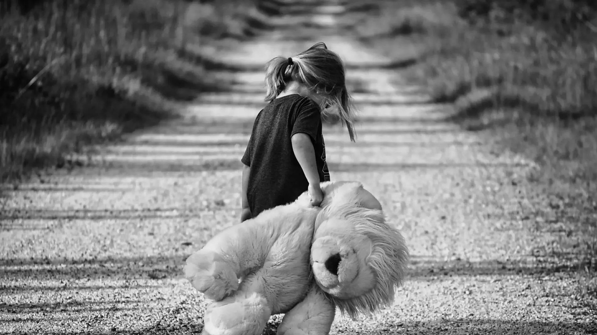 Una niña caminando sola 