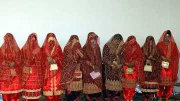 Imagen de archivo de unas novias paquistaníes en una ceremonia de boda