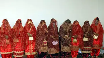 Imagen de archivo de unas novias paquistaníes en una ceremonia de boda Imagen de archivo de unas novias paquistaníes en una ceremonia de boda