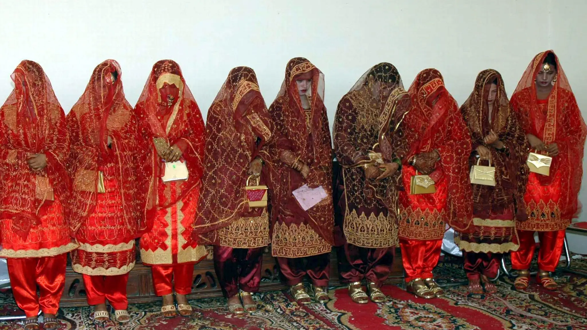 Imagen de archivo de unas novias paquistan&iacute;es en una ceremonia de boda