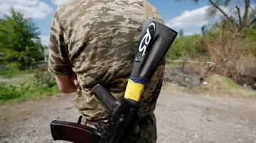 Un militar ucraniano con ropas de camuflaje