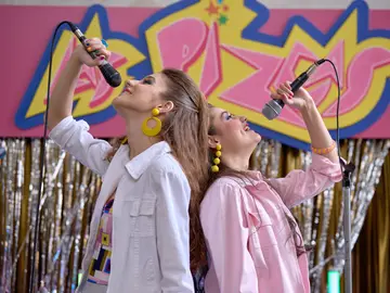 Catalina y Susi se despiden de Las Pizcas con un concierto benéfico en la Plaza de los Frutos Catalina y Susi se despiden de Las Pizcas con un concierto benéfico en la Plaza de los Frutos