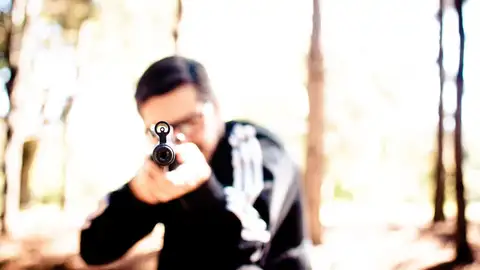 Un joven con un rifle Un joven con un rifle