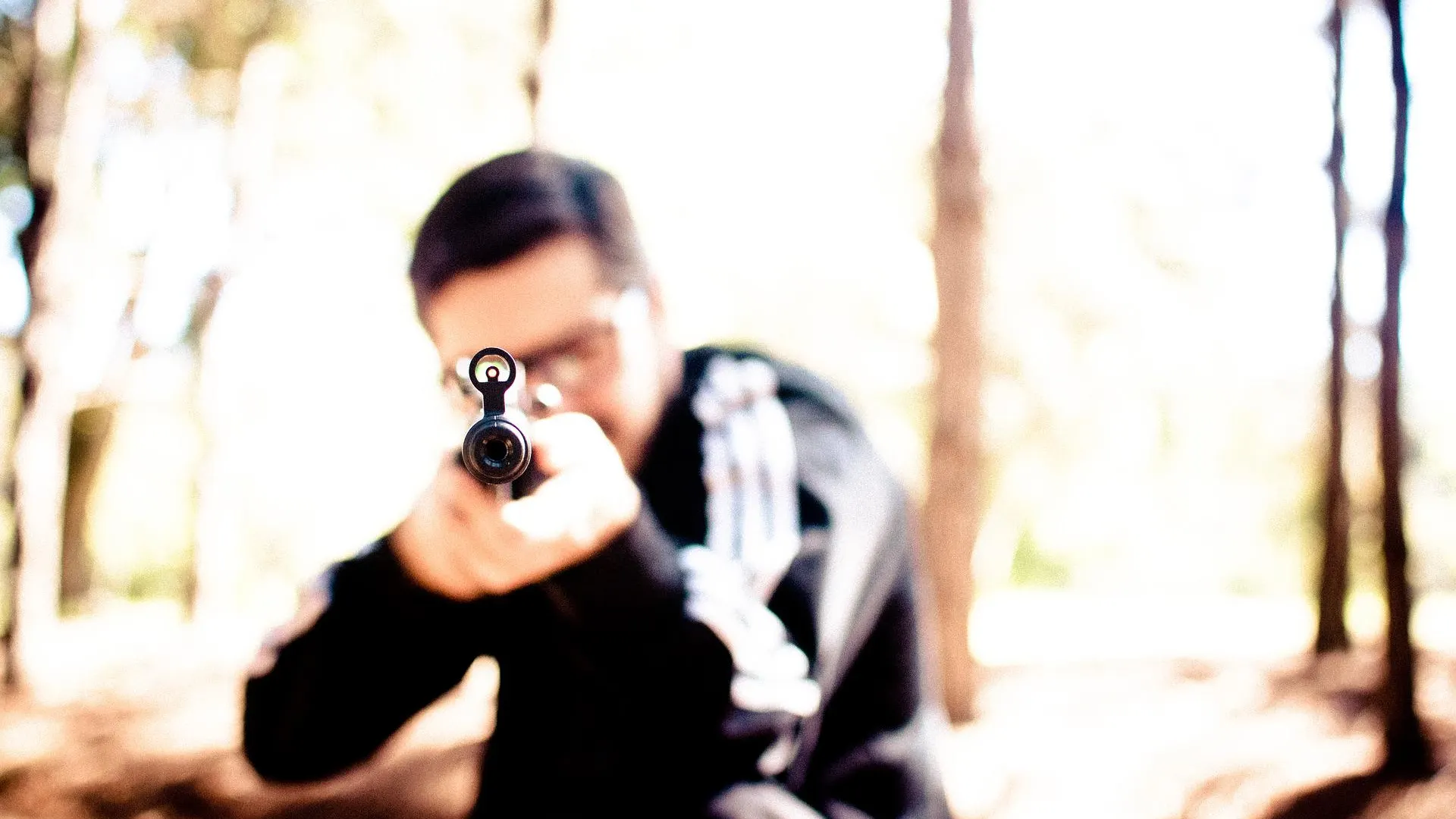 Un joven con un rifle Un joven con un rifle