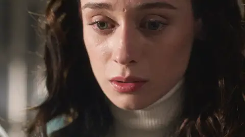 Alba lee la carta que Hugo escribió antes de suicidarse: “Cada noche veo los ojos de esas chicas, no solo los tuyos” Alba lee la carta que Hugo escribió antes de suicidarse: “Cada noche veo los ojos de esas chicas, no solo los tuyos”