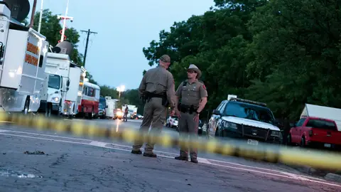 Pánico en el salón de actos del colegio: el tirador de Texas se atrincheró con alumnos y profesores antes de asesinarlos Pánico en el salón de actos del colegio: el tirador de Texas se atrincheró con alumnos y profesores antes de asesinarlos