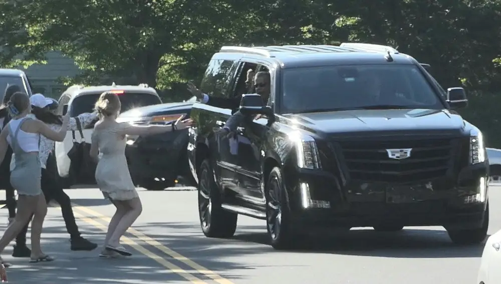 Johnny Depp saludando a fans desde su vehículo