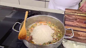 Medida justa de arroz y caldo