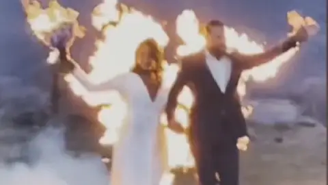 Pareja arde en llamas. Pareja arde en llamas.