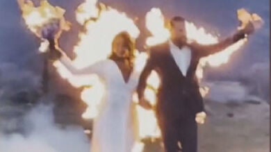 Una pareja de novios arde en llamas en el momento de recibir a sus invitados