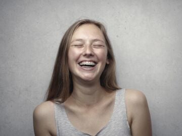 Mujer riéndose