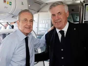 Florentino Pérez y Ancelotti en el avión del Real Madrid