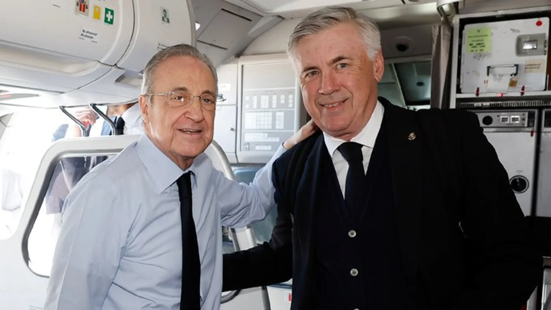 Florentino Pérez y Ancelotti en el avión del Real Madrid