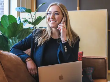 Una mujer al teléfono Una mujer al teléfono