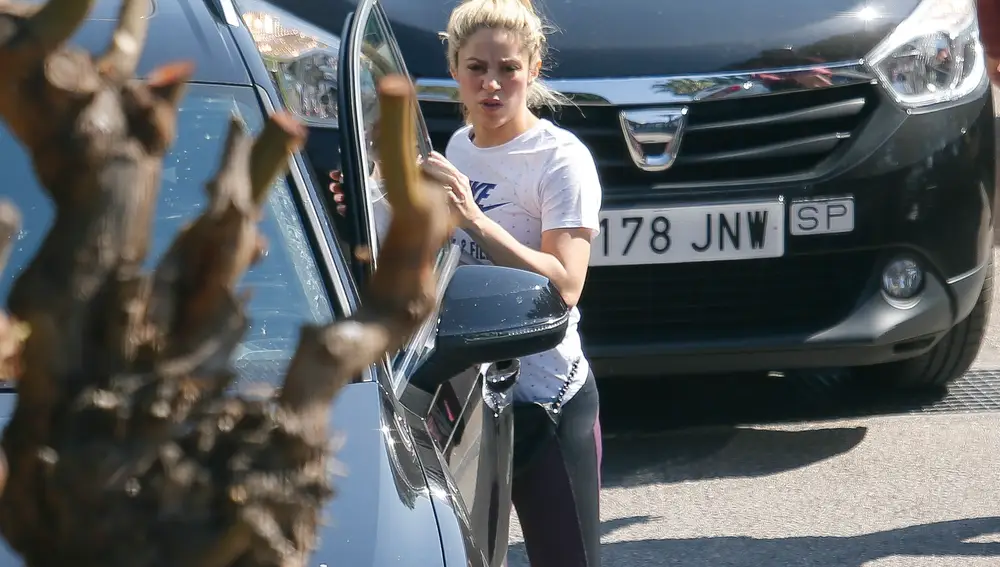 Shakira saliendo de la puerta del conductor de un automóvil.