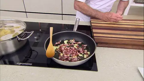 Saltea la panceta con el ajo brevemente Saltea la panceta con el ajo brevemente