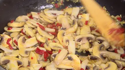 Añade los champiñones y cocina todo junto Añade los champiñones y cocina todo junto