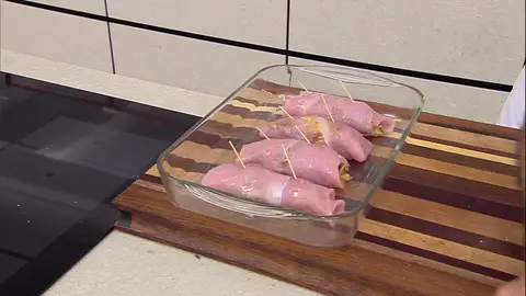 Coloca los rollos sobre una fuente de horno Coloca los rollos sobre una fuente de horno