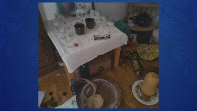 Así encontró la Policía el piso del ritual satánico de Chamberí: Cornamentas de animales y fotos de familiares difuntos