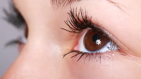 Mujer con los ojos abiertos Mujer con los ojos abiertos