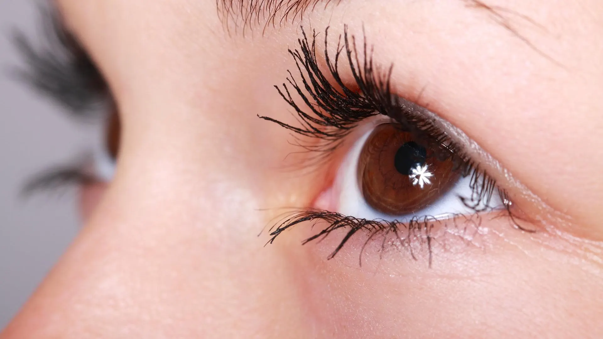 Mujer con los ojos abiertos Mujer con los ojos abiertos