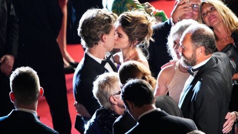 Kaia Gerber y Austin Butler se besan en la premiere de 'Elvis'