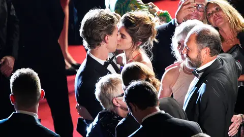 Kaia Gerber y Austin Butler se besan en la premiere de 'Elvis' Kaia Gerber y Austin Butler se besan en la premiere de 'Elvis'
