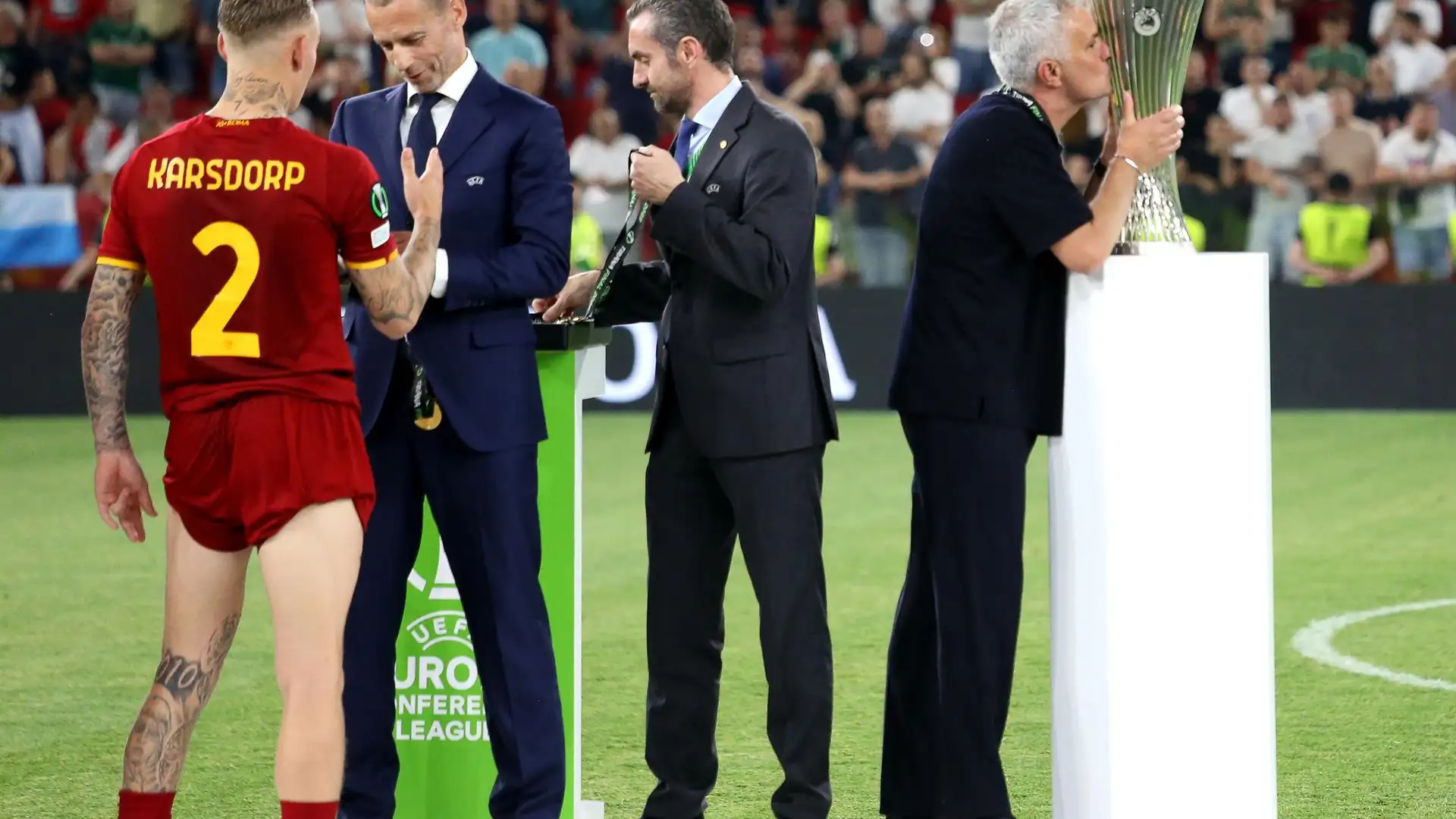 Mourinho se vuelve histórico tras el triunfo de la Roma en la Conference League Mourinho se vuelve histórico tras el triunfo de la Roma en la Conference League