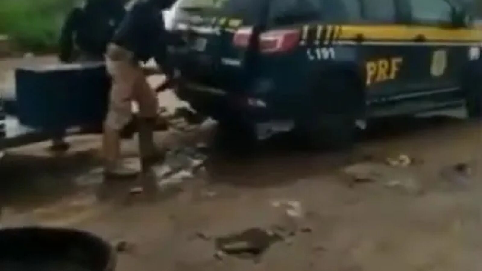 Impactantes imágenes que reflejan la violencia policial en Brasil: gaseado un hombre en el maletero de un vehículo