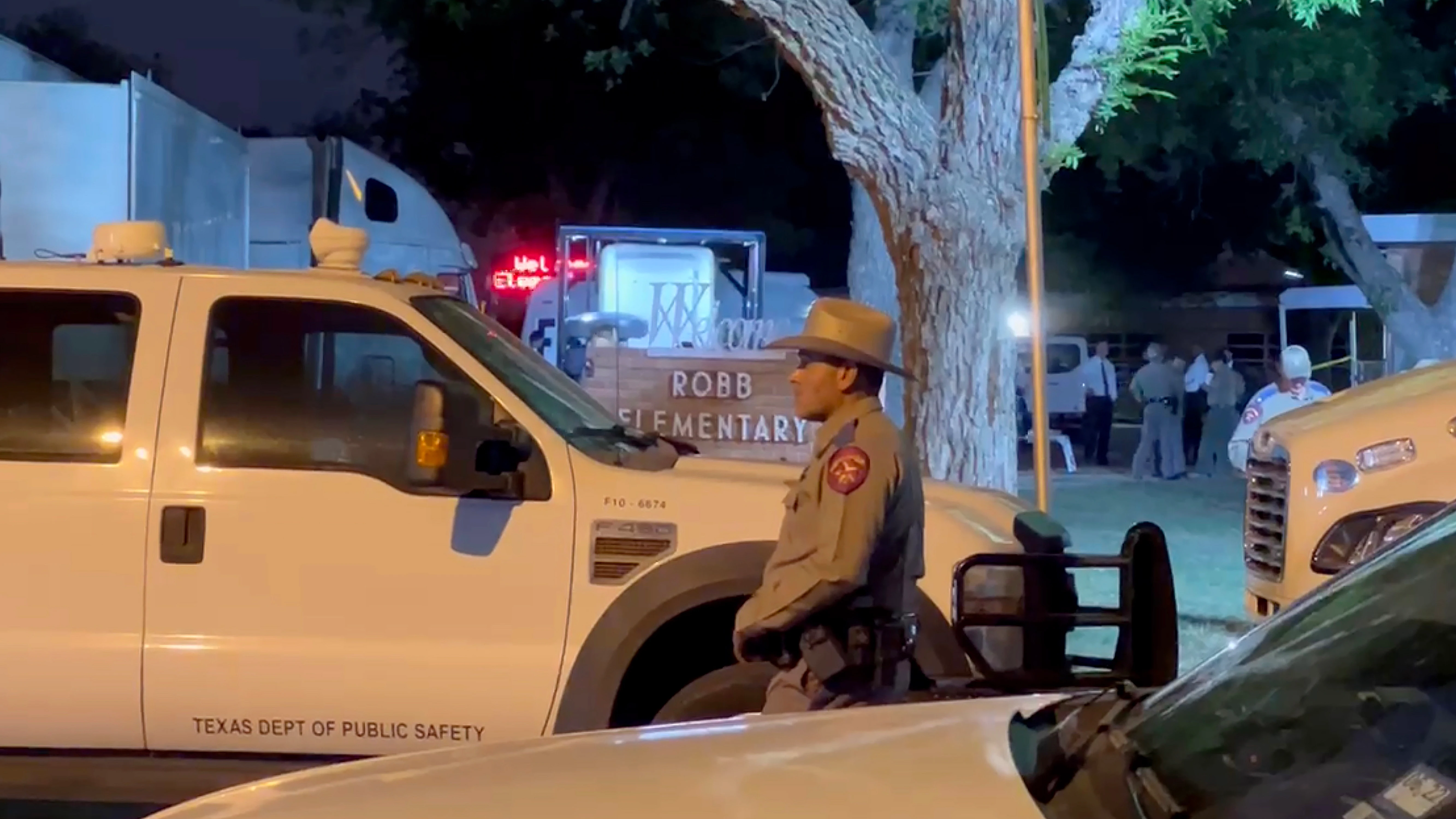 Policía en el tiroteo en la escuela de Uvalde, Texas Policía en el tiroteo en la escuela de Uvalde, Texas