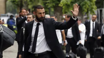 Benzema llegando al hotel de concentración Benzema llegando al hotel de concentración