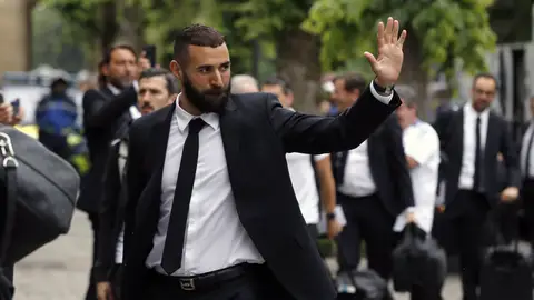 Benzema llegando al hotel de concentración Benzema llegando al hotel de concentración